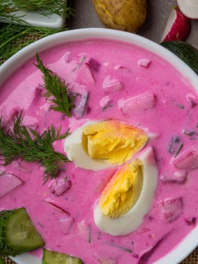 Yumurta ile soğuk Pancar çorbası-geleneksel Belarusça, Letonya, Litvanya, Polonya, Rus ve Ukrayna çorbası ile yapılan pazı veya pancar, salatalık, turp, ekşi krem, soğumuş süt veya yoğurt.