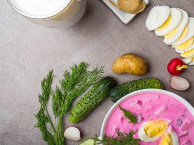 Yumurta ile soğuk Pancar çorbası-geleneksel Belarusça, Letonya, Litvanya, Polonya, Rus ve Ukrayna çorbası ile yapılan pazı veya pancar, salatalık, turp, ekşi krem, soğumuş süt veya yoğurt.