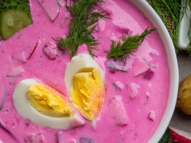 Yumurta ile soğuk Pancar çorbası-geleneksel Belarusça, Letonya, Litvanya, Polonya, Rus ve Ukrayna çorbası ile yapılan pazı veya pancar, salatalık, turp, ekşi krem, soğumuş süt veya yoğurt.