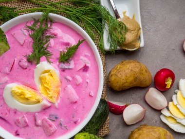 Yumurta ile soğuk pancar çorbası - geleneksel Belorussian, Letonya, Litvanya, Polonya, Rus ve Ukrayna çorbası pazı veya pancar, salatalık, turp ile yapılan