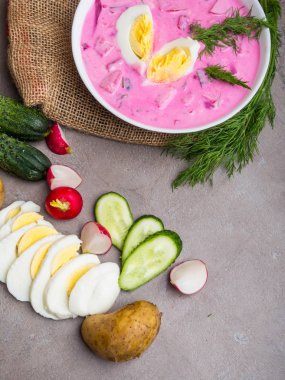 Salatalık, dereotu ile taze soğuk sebze pancar çorbası. Bahar detoksu, diyet, temiz yemek. Holodnik, ne zaman? Rustik tarz. Seçici odaklama