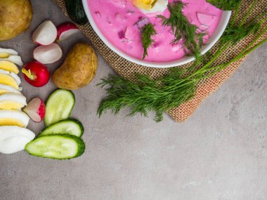 Salatalık, dereotu ile taze soğuk sebze pancar çorbası. Bahar detoksu, diyet, temiz yemek. Holodnik, ne zaman? Rustik tarz. Seçici odaklama