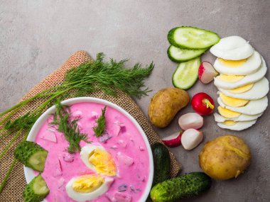 Salatalık, dereotu ile taze soğuk sebze pancar çorbası. Bahar detoksu, diyet, temiz yemek. Holodnik, ne zaman? Rustik tarz. Seçici odaklama