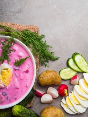 Salatalık, dereotu ile taze soğuk sebze pancar çorbası. Bahar detoksu, diyet, temiz yemek. Holodnik, ne zaman? Rustik tarz. Seçici odaklama