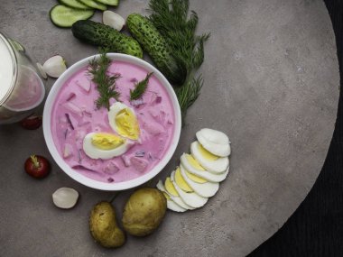 Soğuk pancar çorbası. Holodnik.Geleneksel Litvanya ukrayna, Rus, lehçe kırmızı pancar çorbası. Salatalık, dereotu ve yumurta ile soğuk borş