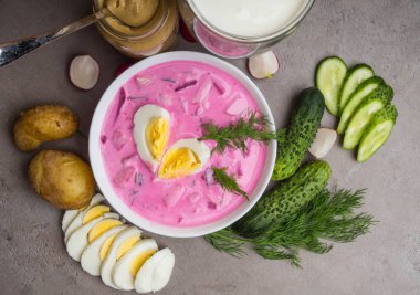 Holodnik - geleneksel Litvanya sebze Genç pancar pancarı, patates, salatalık, yumurta ve ekşi krema kefir yapılan soğuk taze yaz çorbası . Seçici odaklama