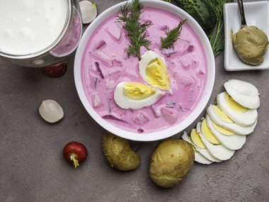Holodnik - geleneksel Litvanya sebze Genç pancar pancarı, patates, salatalık, yumurta ve ekşi krema kefir yapılan soğuk taze yaz çorbası . Seçici odaklama