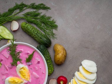 Beton masada pancar ile Yaz vejetaryen soğuk çorba, kopya alanı