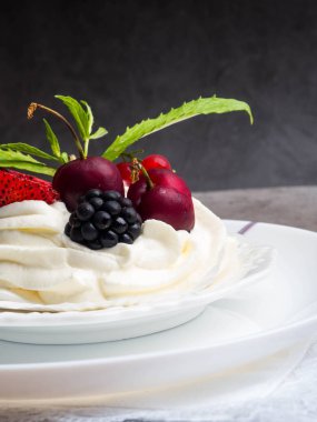 Taze çilek ile Beze tatlı Pavlova kek, taş bir arka plan üzerinde nane