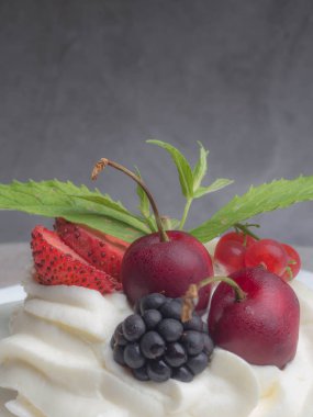 bezeler pavlova kek taze kiraz, böğürtlen, beton arka plan üzerinde çilek