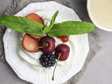 Taze çilek ve kahve ile Pavlova beze kek