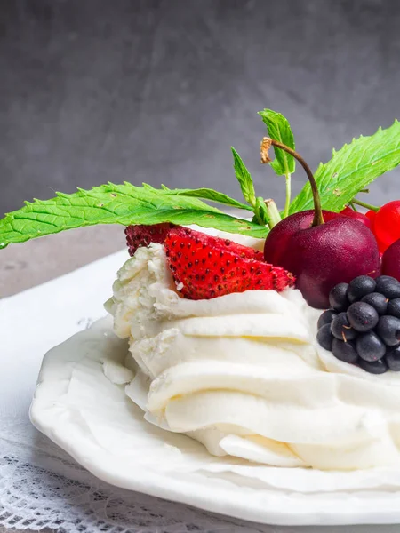 Tarta rústica Pavlova con fresas frescas, cerezas, zarzamoras, menta y crema batida sobre fondo de hormigón . — Foto de Stock