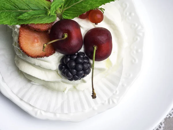 Tort Pavlova cu fructe de padure, cireșe, mure, căpșuni și mentă — Fotografie, imagine de stoc