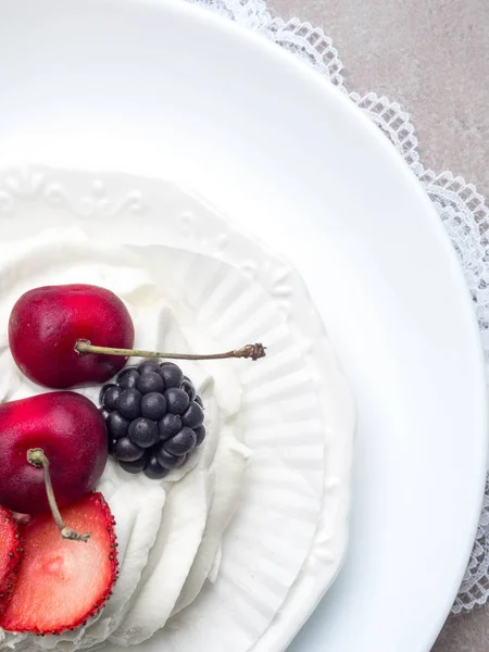 Tarta Pavlova con bayas, cereza, mora, fresa y menta — Foto de Stock