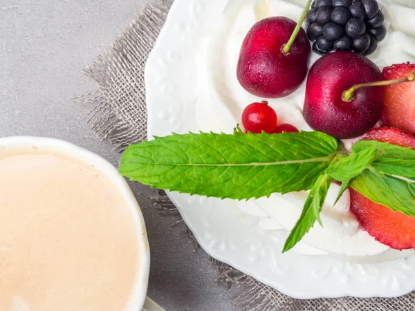 Tarta de merengue Pavlova con bayas frescas y café — Foto de Stock