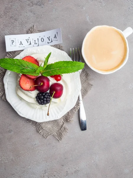 Desayuno con taza de café, postre dulce Pavlova. Piso tendido, vista superior — Foto de Stock