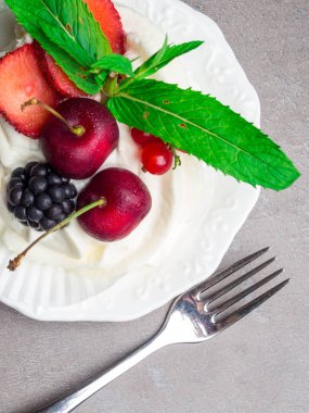 Beze tatlısı Pavlova kek bir taş arka plan üzerinde taze çilek ile, çuval bezi dekorasyon