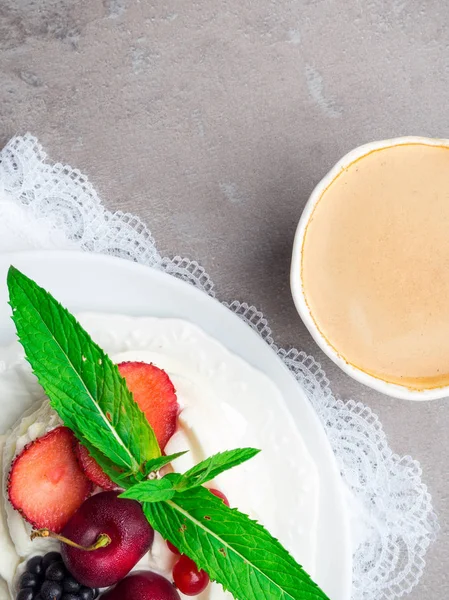 Merengue postre Tarta Pavlova y taza de café. Fondo de piedra, primer plano — Foto de Stock