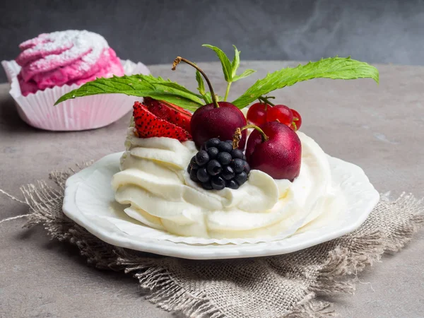 Tort de marshmallow roz de casă și pavlova cu căpșuni, mure, coacăze, frunze de cireșe și mentă — Fotografie, imagine de stoc