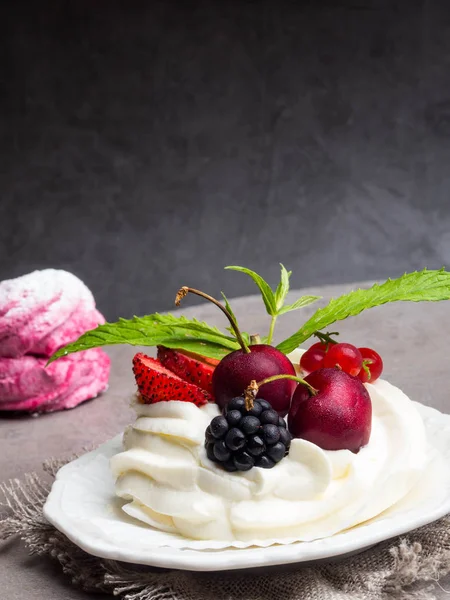 Marshmallow rosa casera y pastel pavlova con fresa, mora, grosella, cereza y hoja de menta — Foto de Stock