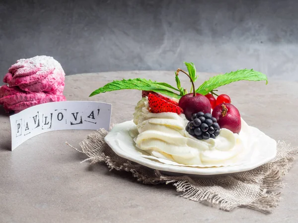 Pavlova-Kuchen mit Schlagsahne und Erdbeer-Purpur-Eibisch, Merengues, Kopierraum, mit Inschrift — Stockfoto