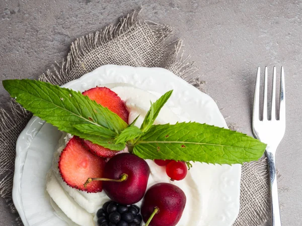 Pasteles Pavlova con crema y bayas frescas de verano — Foto de Stock