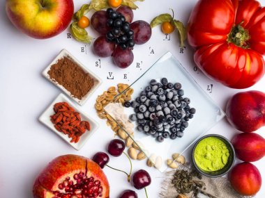 taze meyve ve çilek karışımı, Resveratrol ham gıda maddeleri ile zengin. beslenme arka plan