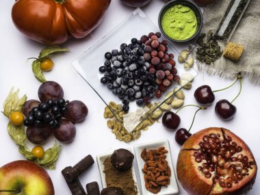 antioksidanlar, yeşil çay, üzüm, yaban mersini, kayısı, elma, çikolata, domates, nar gibi resveratrol gıda