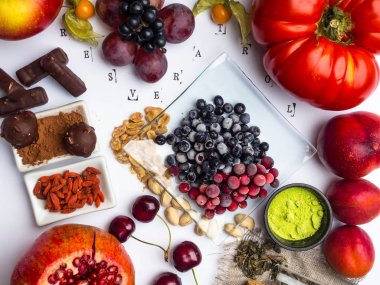 antioksidanlar, yeşil çay, üzüm, yaban mersini, kayısı, elma, çikolata, domates, nar gibi resveratrol gıda