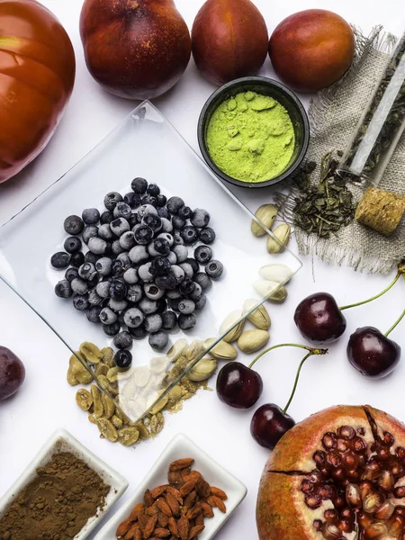 抗氧化剂，白藜芦醇食品，如绿茶，葡萄，蓝莓，杏，苹果，巧克力，西红柿，石榴 — 图库照片