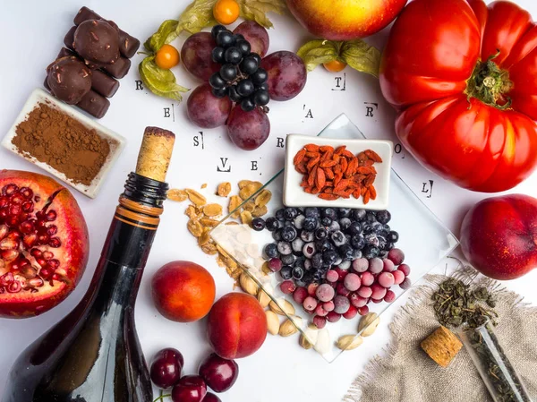 resveratrol, üzüm, nar, yeşil çay, physalis, kızılcık, kiraz, domates, goji, yer fıstığı, yaban mersini koyu çikolata, kakao, kırmızı şarap açısından zengin gıda