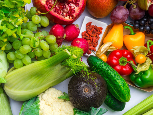 Организация различных красочных вкусных овощей фрукты, богатые витаминами, антиоксиданты фон. Горизонтально. Концепция здорового питания
.