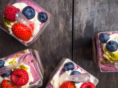 çilek, çilek, yaban mersini, ahududu ve fındık antep fıstığı ile yoğurt bardak, gıda closeup