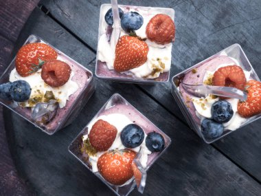 Berry ve fındık ile sağlıklı yoğurt, seçici odak