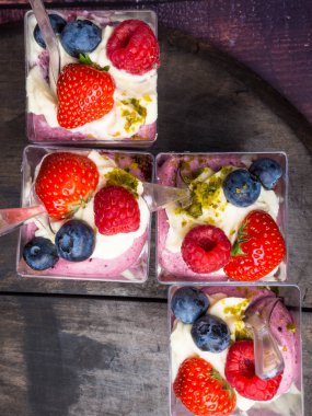 Berry ve fındık ile sağlıklı yoğurt, seçici odak