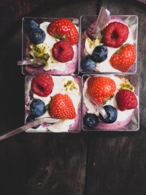 Taze çilek ve fındık ile doğal yoğurt. Sağlıklı yaz tatlısı