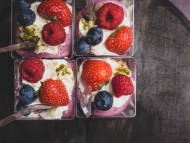 Taze çilek ve fındık ile doğal yoğurt. Sağlıklı yaz tatlısı