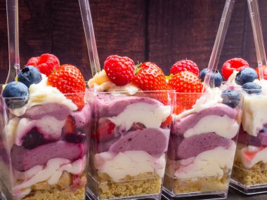 Ferahlatıcı tatlı: taze çilek, reçel, dondurma ile dondurulmuş çilek sorbe.