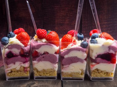 Dondurma, çilek, çilek, yaban mersini, ahududu, antep fıstığı, fındık, şerbet, reçel ve bisküvi, yaz tatlısı, tatlı atıştırmalık