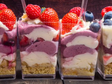 Dondurma, çilek, çilek, yaban mersini, ahududu, antep fıstığı, fındık, şerbet, reçel ve bisküvi, yaz tatlısı, tatlı atıştırmalık