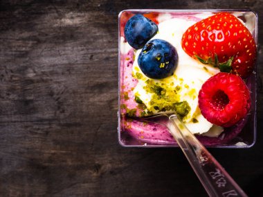 Çilekli dondurma ve taze çilek, ahşap arka plan, üst görünümünde. sağlıklı yaz tatlısı.