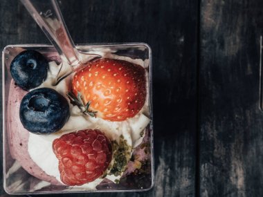 Çilekli dondurma ve taze çilek, ahşap arka plan, üst görünümünde. sağlıklı yaz tatlısı.