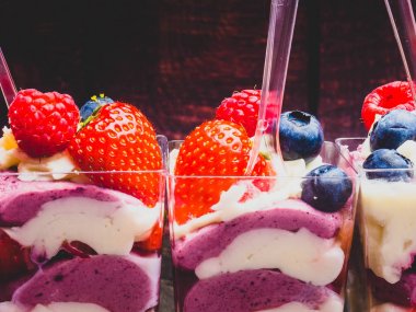 Dondurma, çilek, çilek, yaban mersini, ahududu, antep fıstığı, fındık, şerbet, reçel ve bisküvi, yaz tatlısı, tatlı atıştırmalık