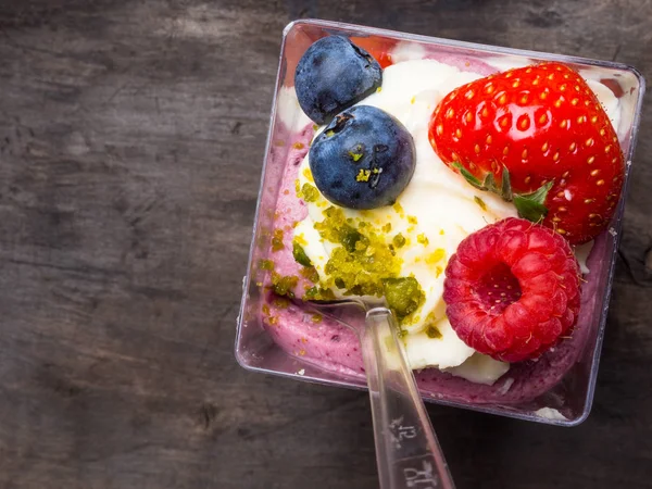Leckeres italienisches Dessert Panna cotta mit Himbeere, Erdbeere, Blaubeere serviert in kleinen transparenten Glas. Sommer süßes Dessert — Stockfoto