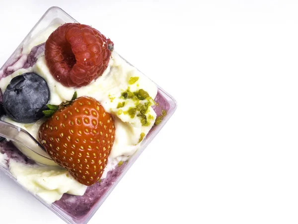 Joghurt-Dessert mit Himbeeren, Brombeeren, Erdbeeren und Nüssen — Stockfoto