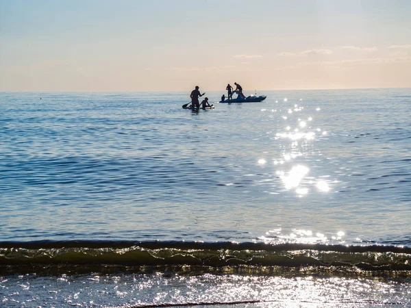 Sup surf training, nuoto in mare aperto su SAP surf, catamarano — Foto Stock