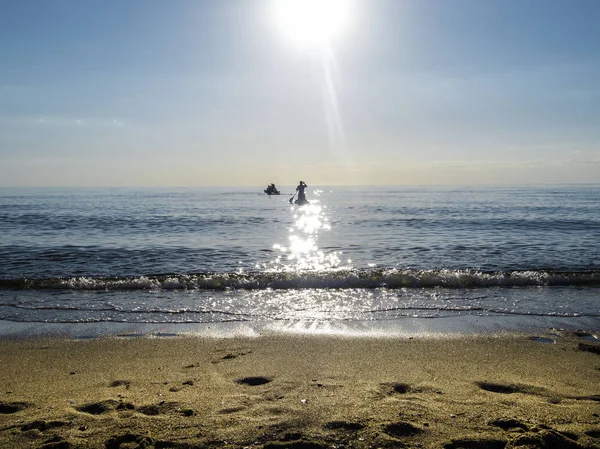 SAP surf, un pueblo está flotando en una tabla en el agua, un estilo de vida activo, catamarán y tabla — Foto de Stock