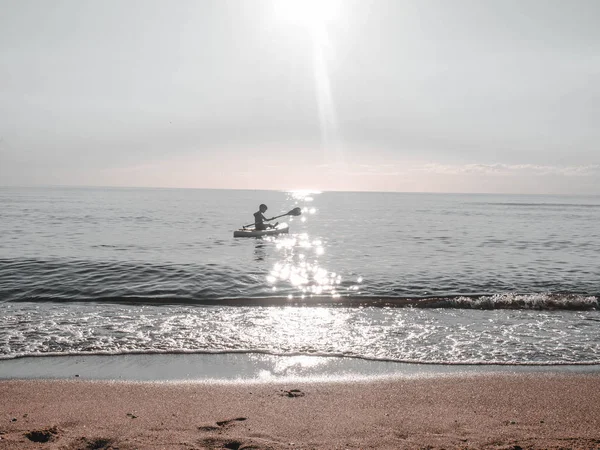 Sap surfista chico en el mar en un día claro de verano — Foto de Stock