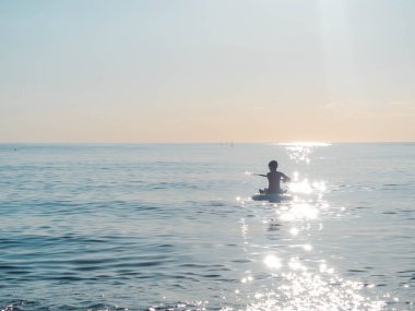 Sap sörf genç bir sevimli adam, bir çocuk su, aktif bir yaşam tarzı üzerinde bir Tahta üzerinde yüzen