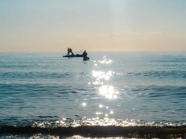 Sup surf training, nuoto in mare aperto su SAP surf, catamarano — Foto Stock